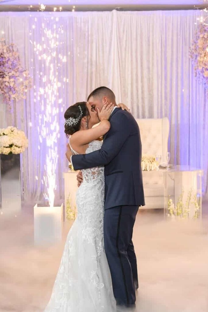 Recién casados comparten su primer baile rodeados de bengalas frías en Aqua Reception Hall en Miami